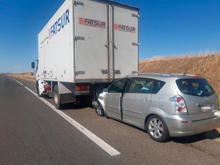 El coche accidentado junto al camión con el que impactó