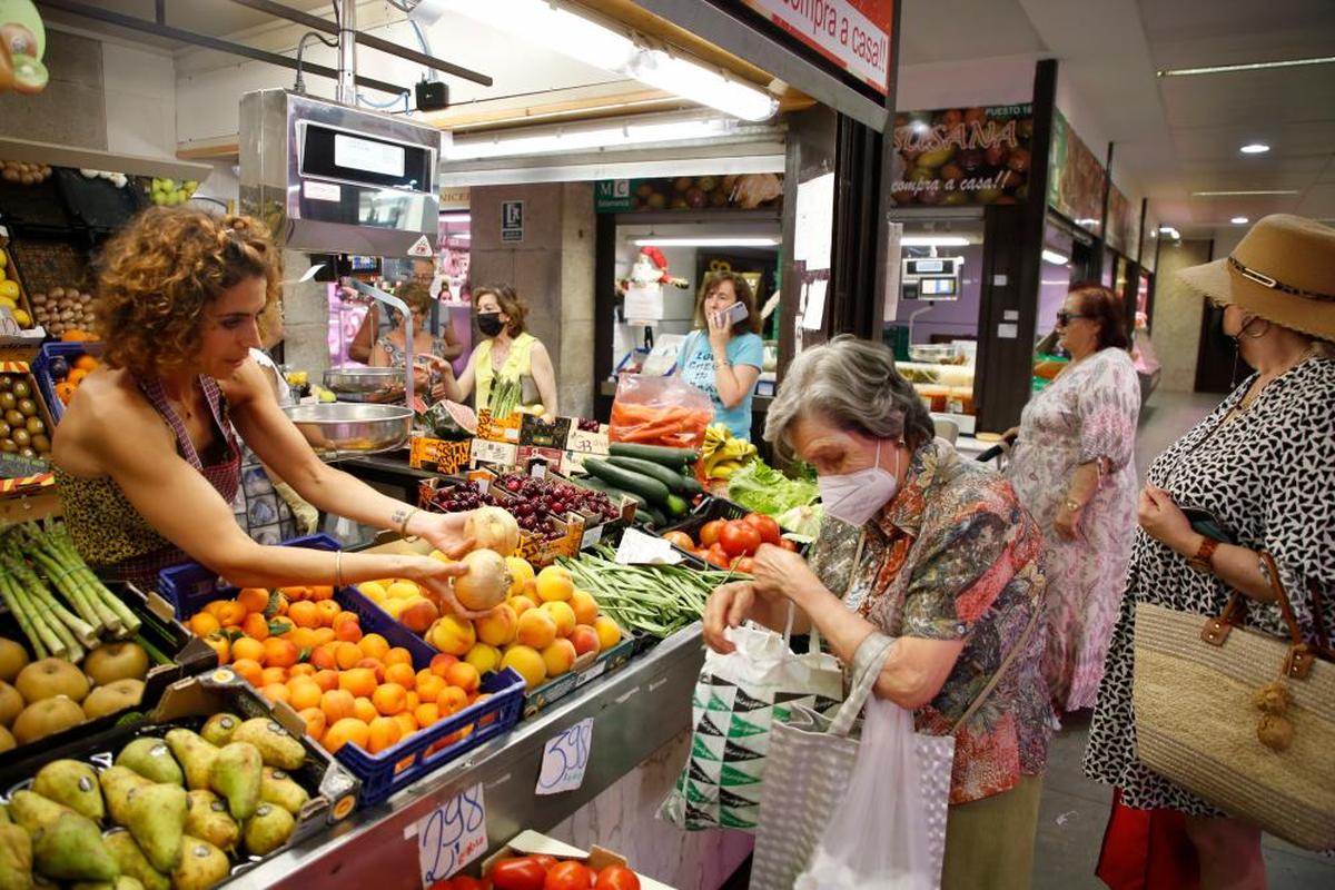 Clientas en el Mercado Central hacen la compra en la frutería