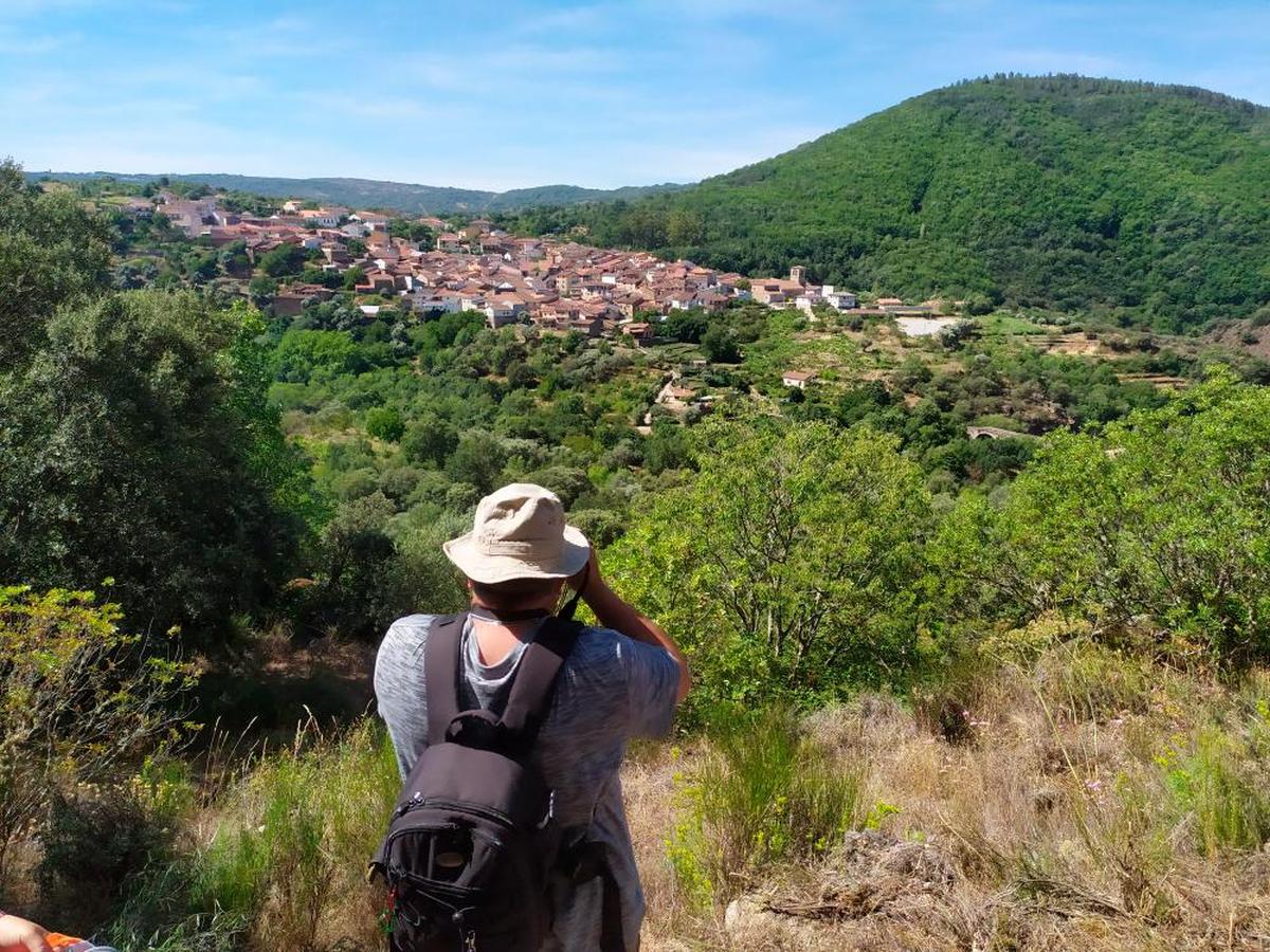 Vista de San Esteban de la Sierra, si entorno y su puente desde la senda que sube por la ruta de los canchales.