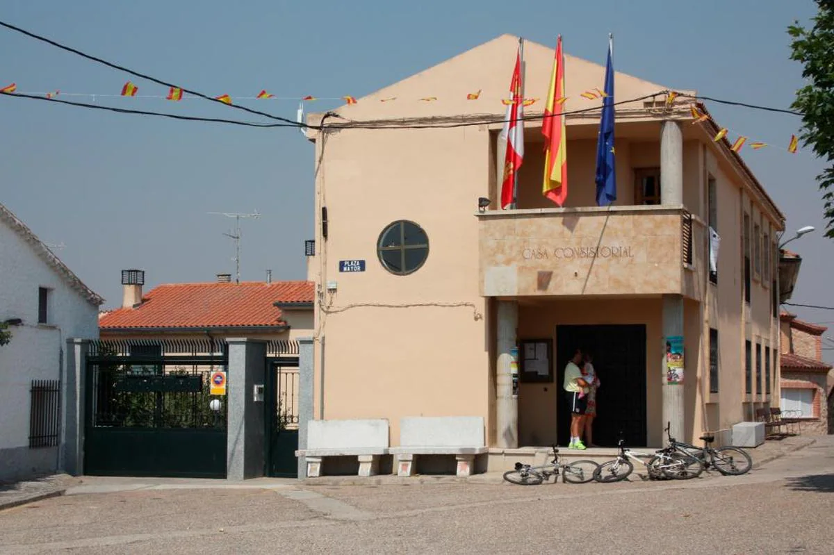 Varias personas paseando en las calles aledañas al Ayuntamiento de Almenara de Tormes.