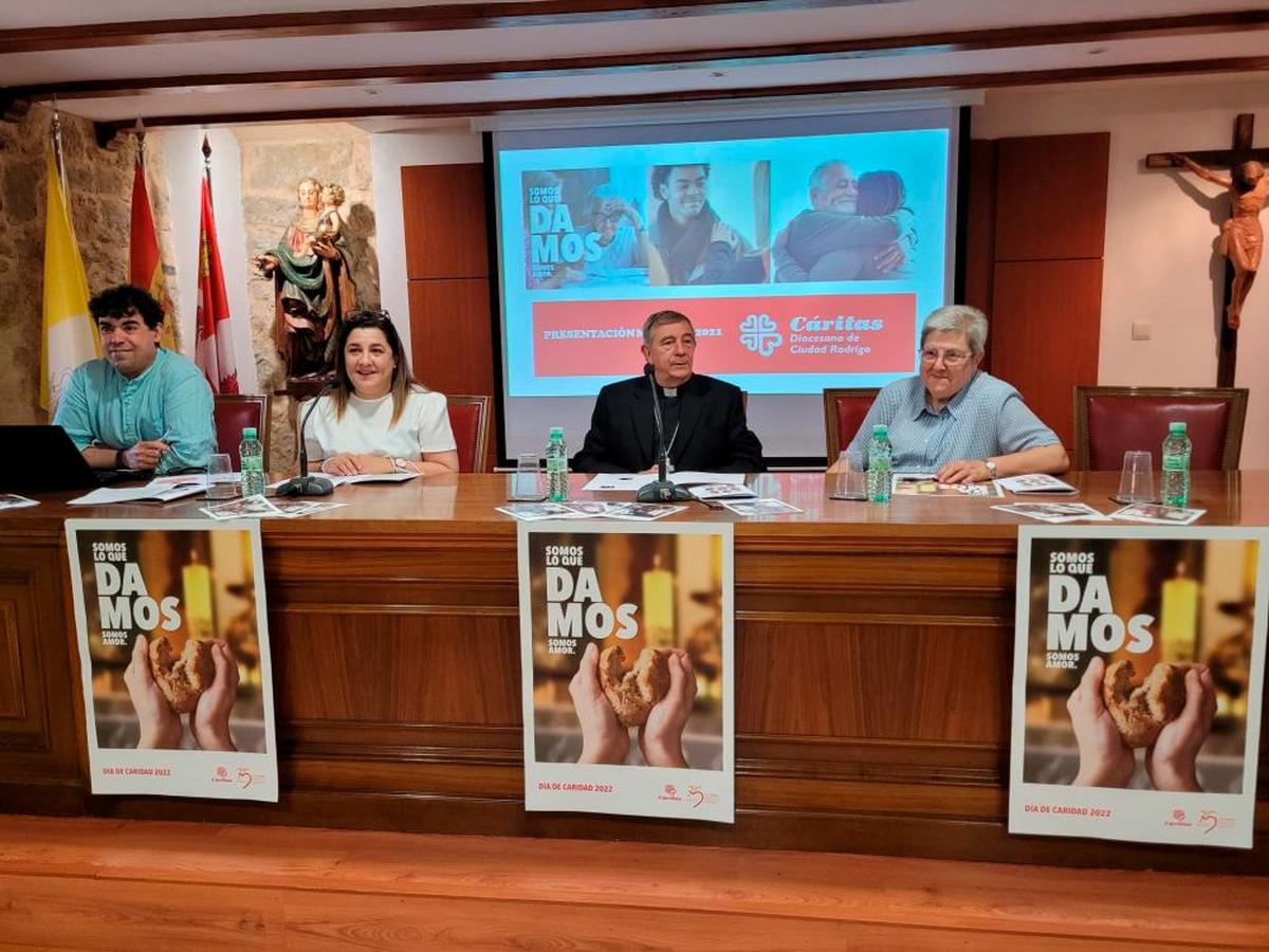 Domingo Matías, Mar Manzano, José Luis Retana y María Paz Diago ayer en el palacio episcopal.