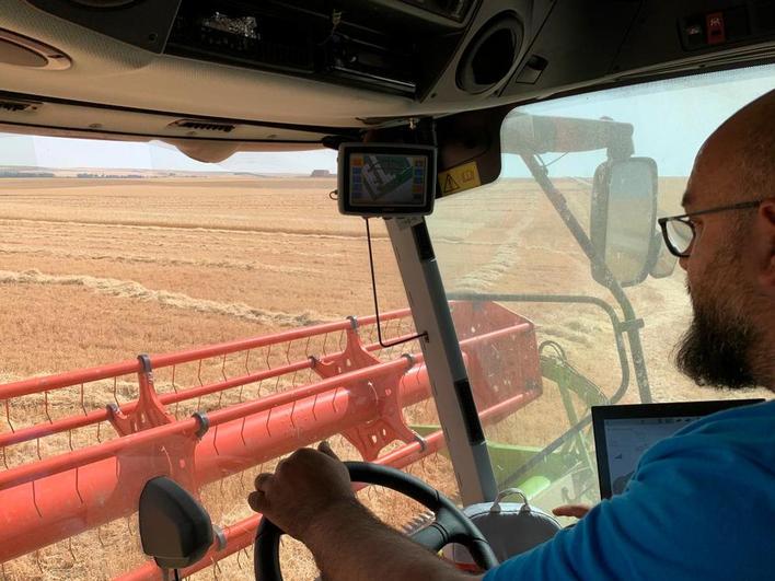 José Antonio cosecha con la ayuda del GPS, arriba, y a la derecha, con la tablet.