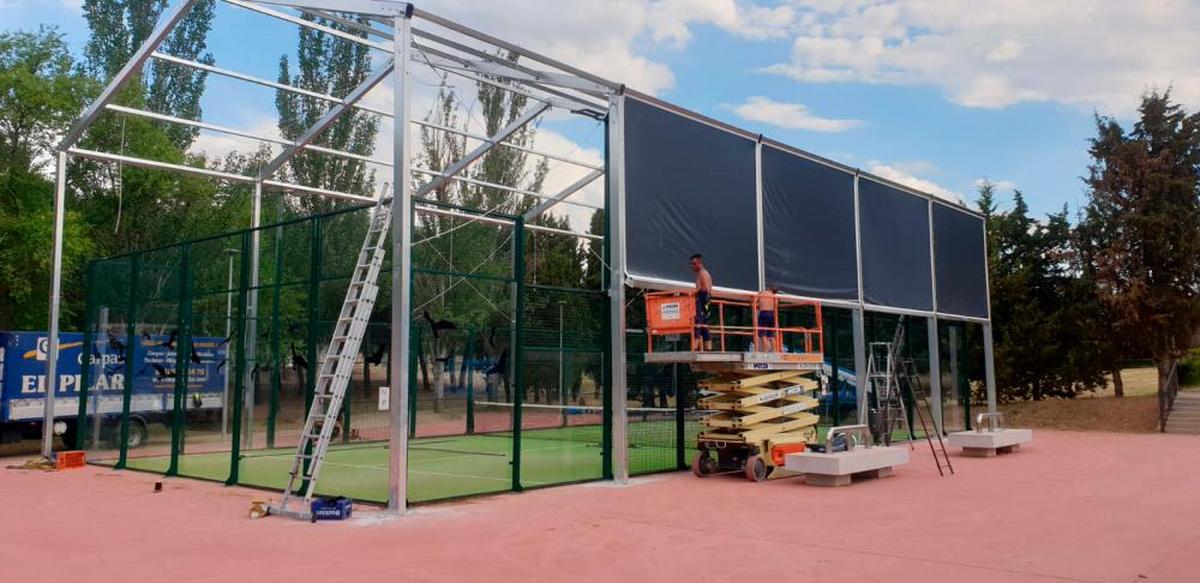 Obras que se están realizando en la pista de pádel de Valdelagua.