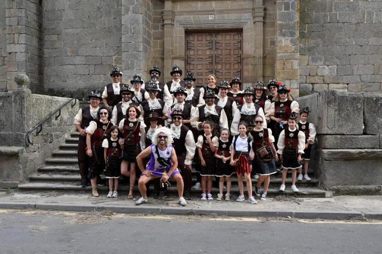 Una de las numerosas y nutridas agrupaciones de Vitigudino que participaron en el tradicional desfile de disfraces.