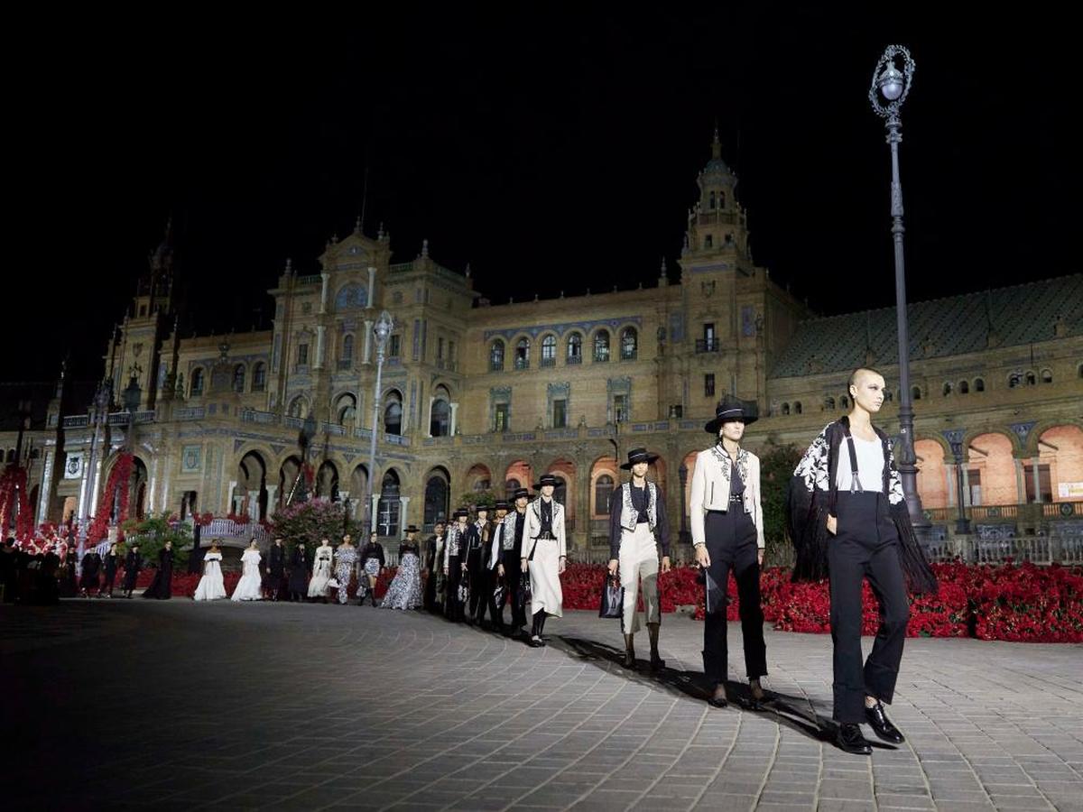 Desfile Dior en la Plaza de España de Sevilla