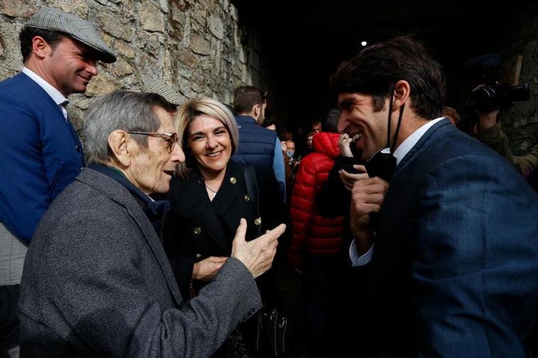 Andrés Vázquez, conversa con Cayetano en el patio de cuadrillas de Vitigudino el pasado mes de marzo