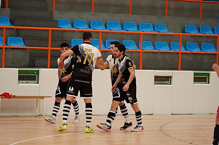 Los jugadores del Unionistas celebran un gol en La Alamedilla.