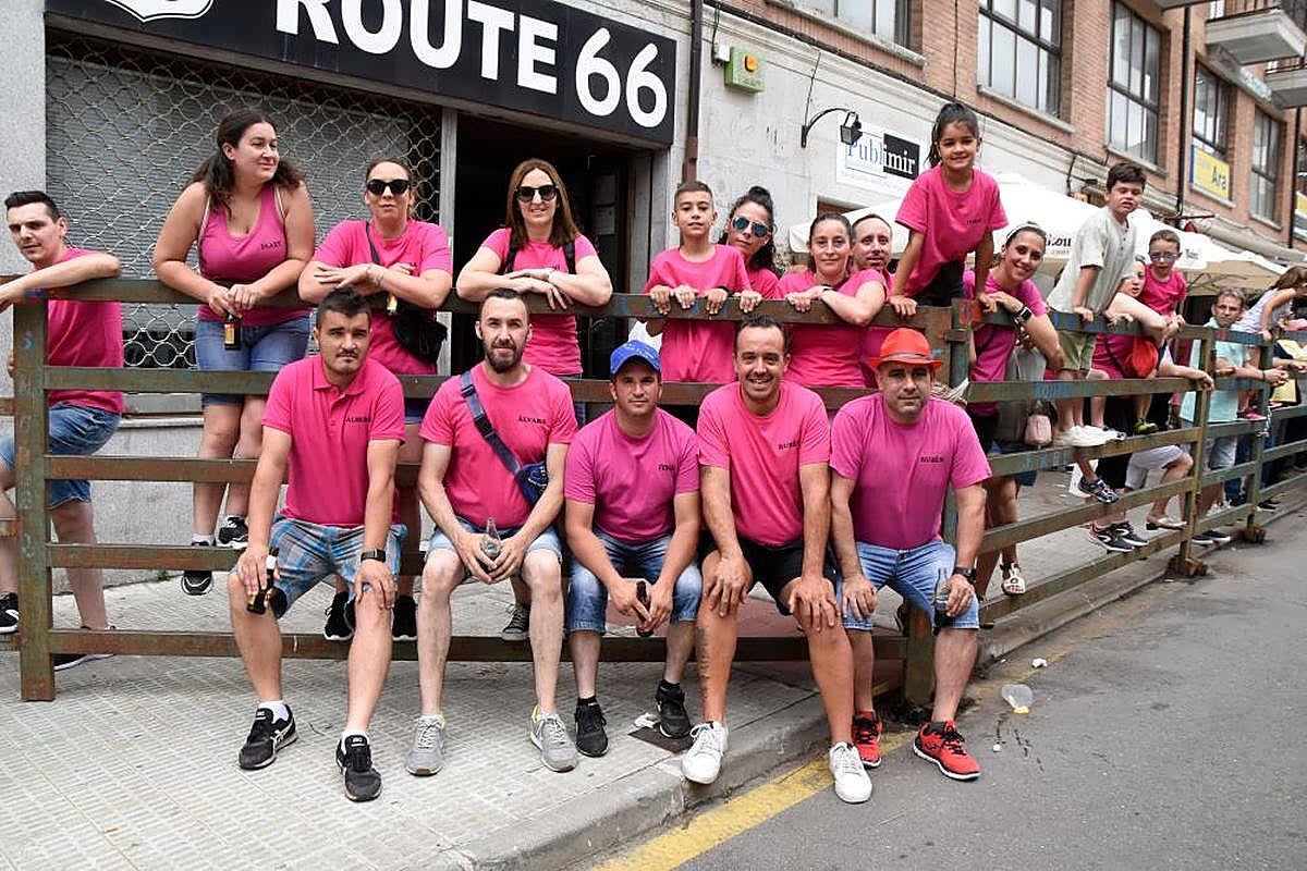Integrantes de todas las edades de la peña “Moruchos” esperando tranquilamente en el vallado el inicio del festejo