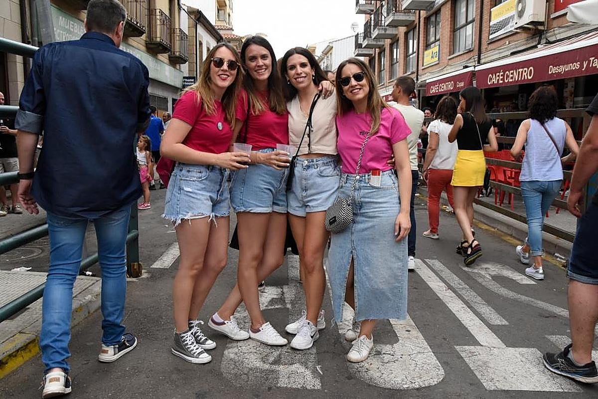 Las chicas de “Trocadero” metidas ya en la fiesta