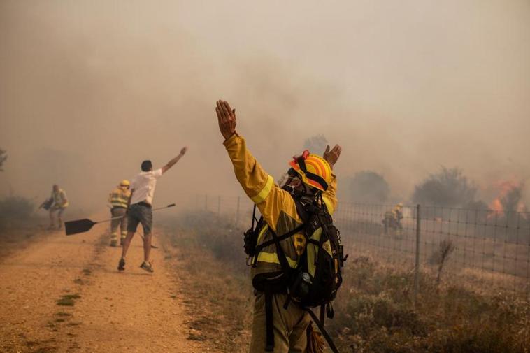 Efectivos de bomberos durante el incendio de la Sierra de la Culebra.