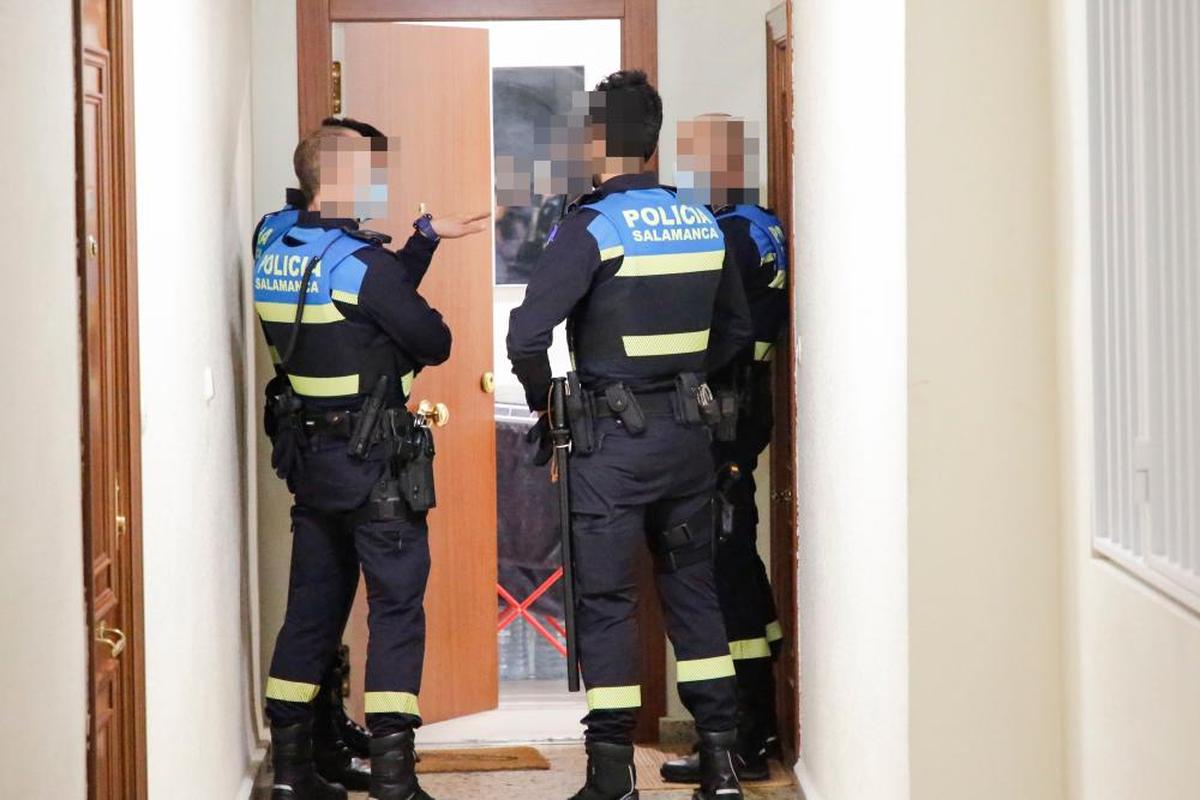 Cuatro agentes de la Policía Local, a la puerta de un domicilio de Salamanca.