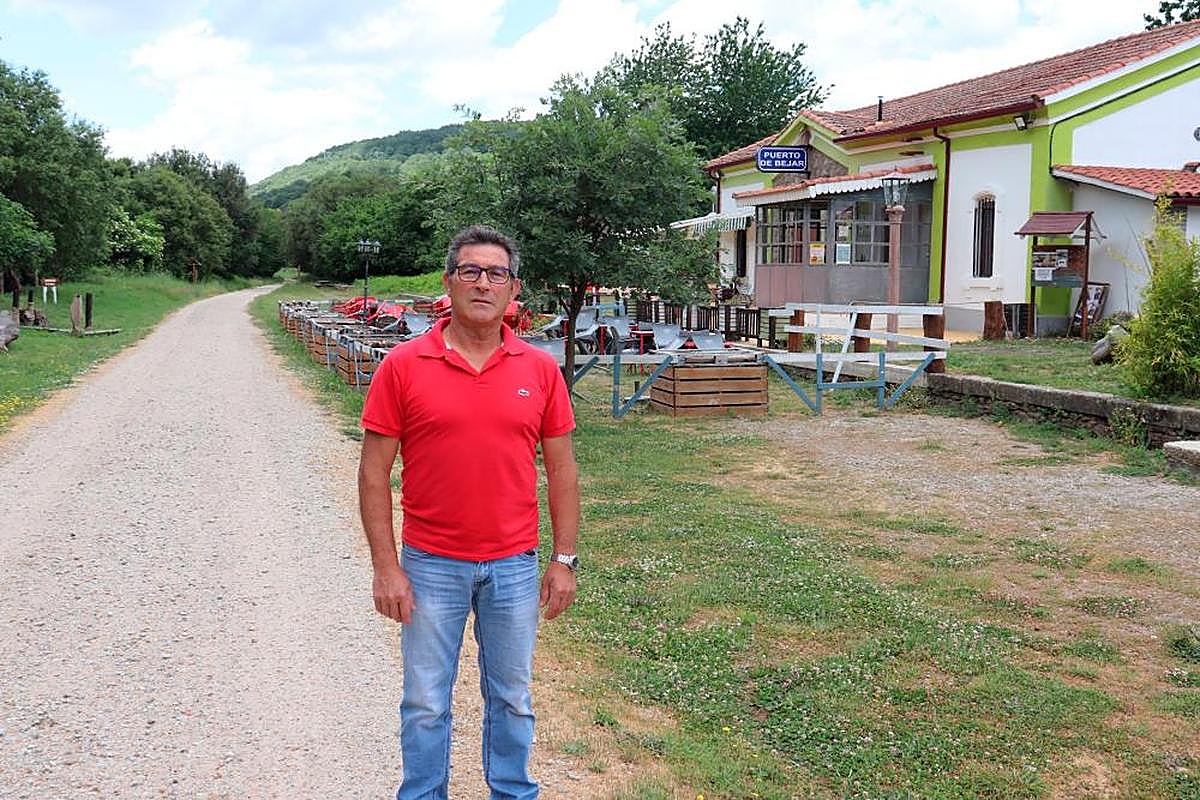 Vicente Bravo de Soto, en la estación de Puerto de Béjar, donde nació