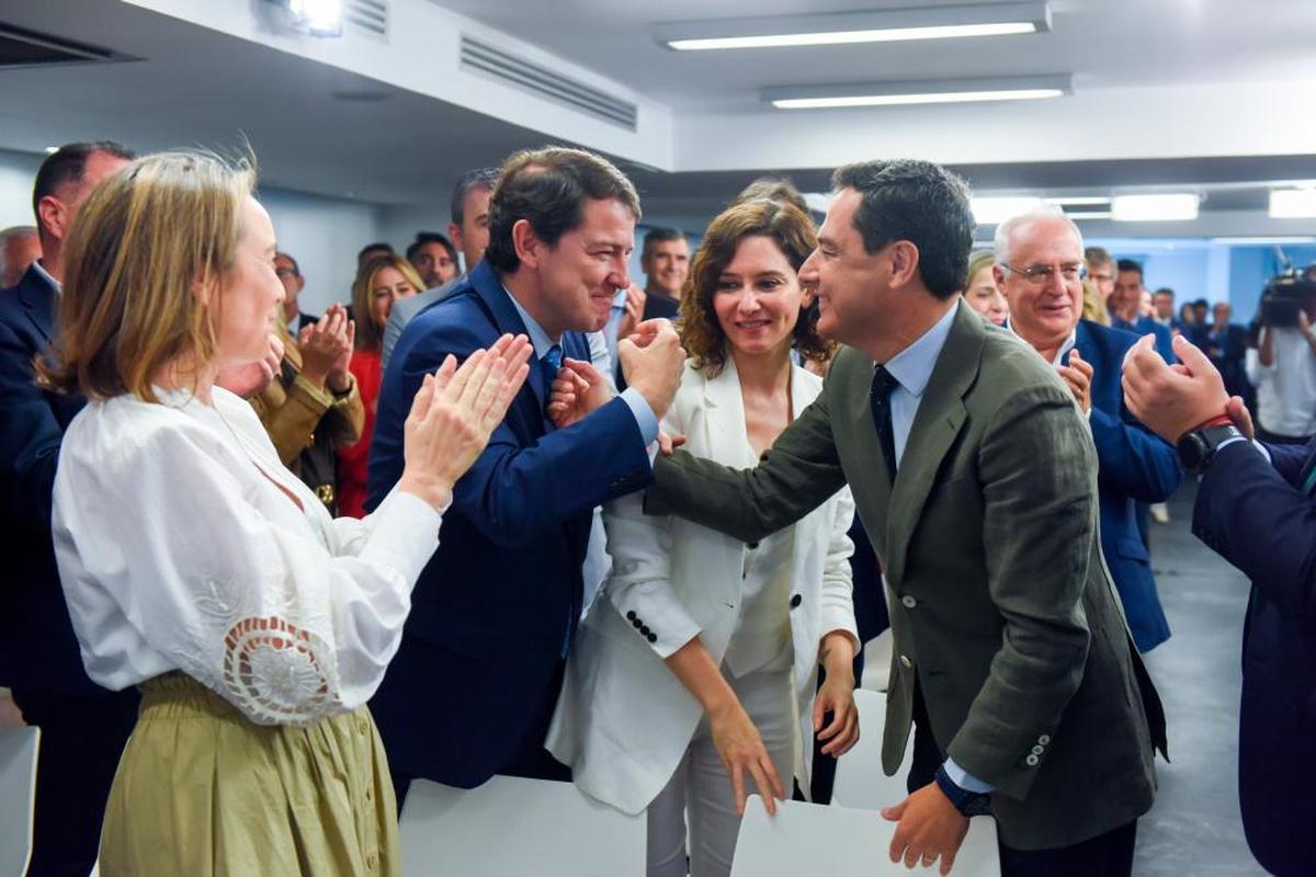 Mañueco felicita a Juanma Moreno en presencia de Díaz Ayuso.