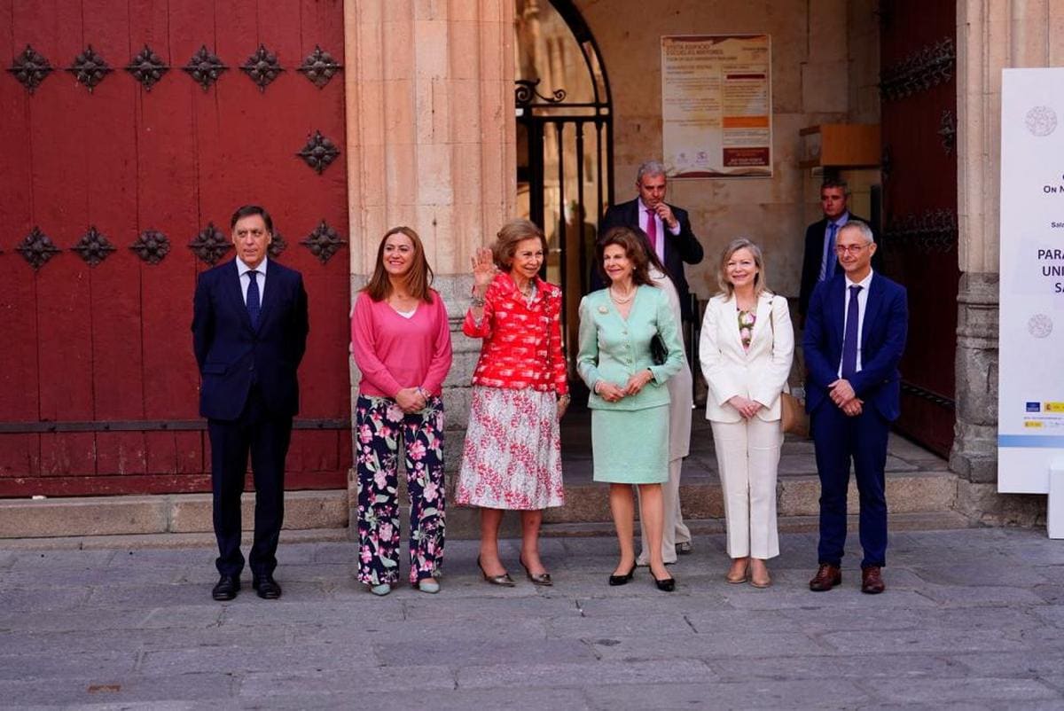 La Reina Sofía y la Reina Silvia de Suecia, recibidas por las autoridades en la Universidad de Salamanca. | FOTOS: MANUEL LAYA