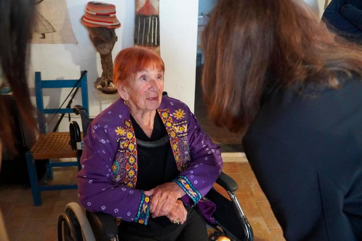 La artista, en su domicilio el pasado mes de marzo, cuando recibió de manos de la presidenta el premio Ramon Llull