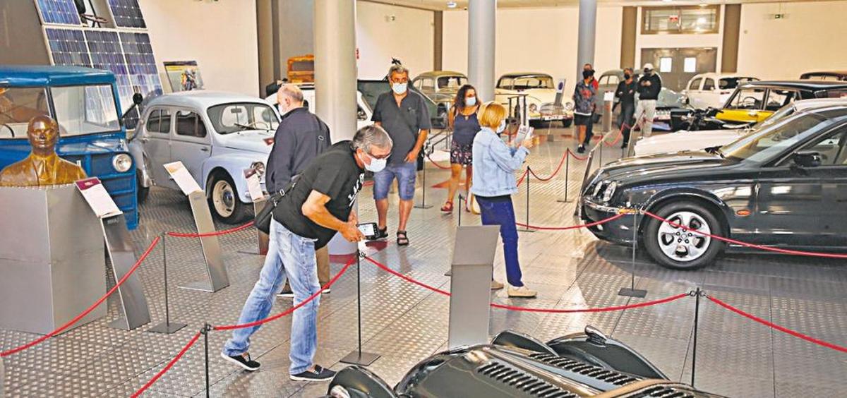 Visita de turistas en una jornada de puertas abiertas en el Museo de Historia de la Automoción.