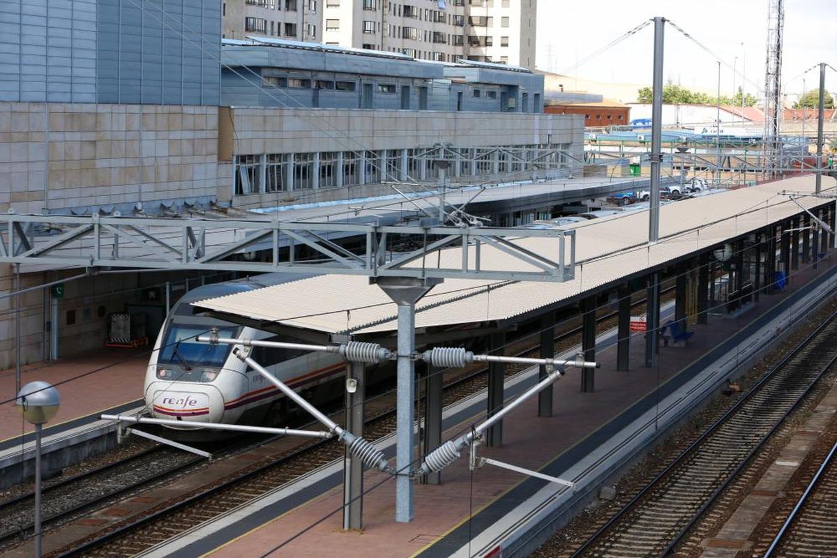 El Alvia Madrid-Salamanca, tras llegar en la tarde de ayer a la estación de ferrocarril de la capital del Tormes.