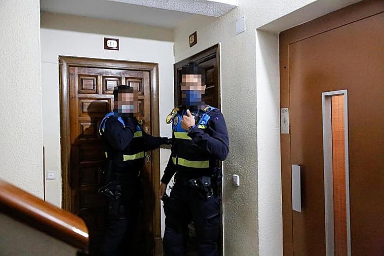 Una pareja de la Policía Local realizando su trabajo