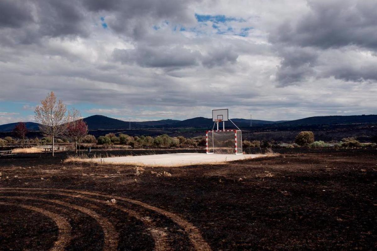 Estado en el que ha quedado una pista de fútbol tras el incendio en la Sierra de la Culebra