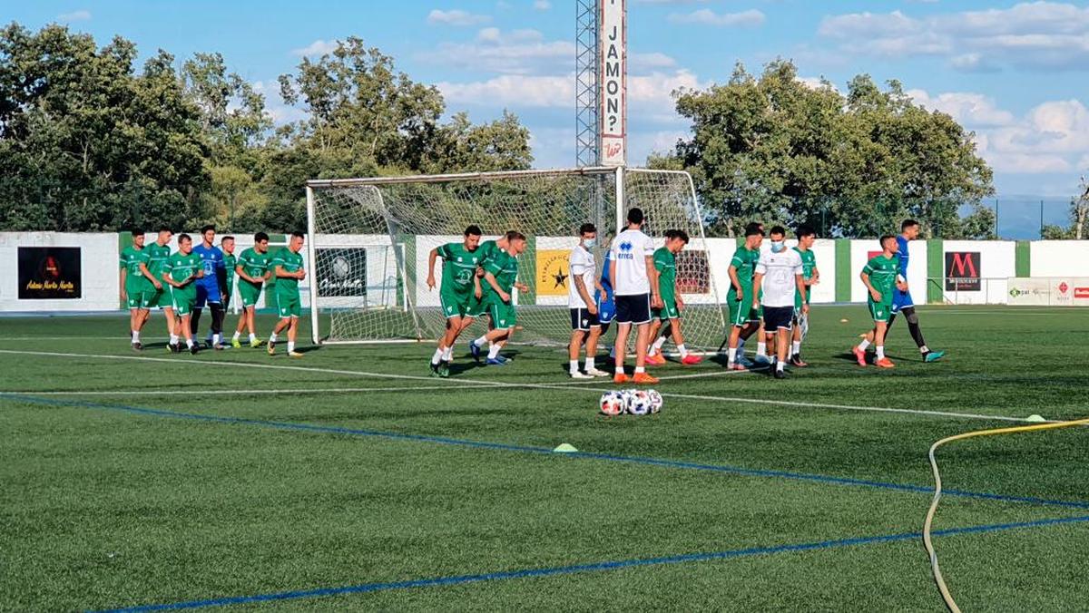 Jugadores del CD Guijuelo cargando una portería en el Municipal Luis Ramos