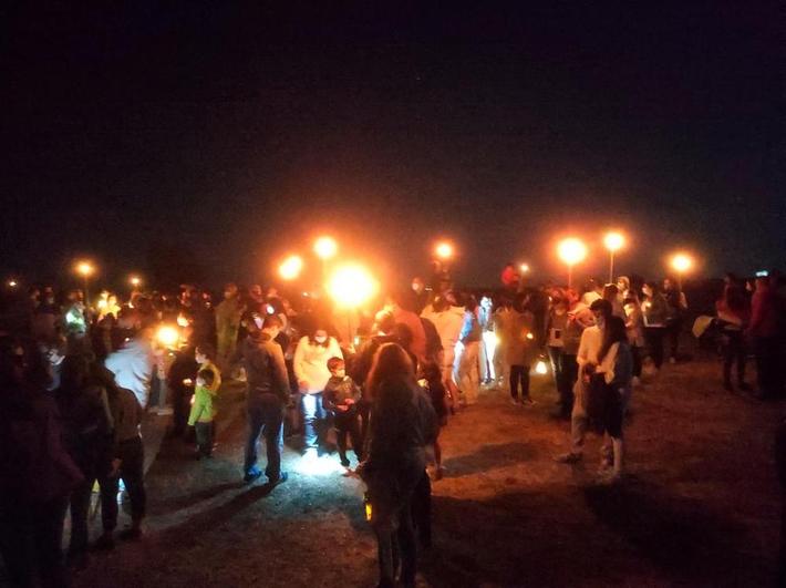 La sorprendente caminata de la ‘Noche de las luciérnagas’ con música celta y luminarias