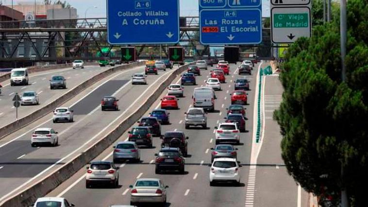 Varios vehículos en una autovía.