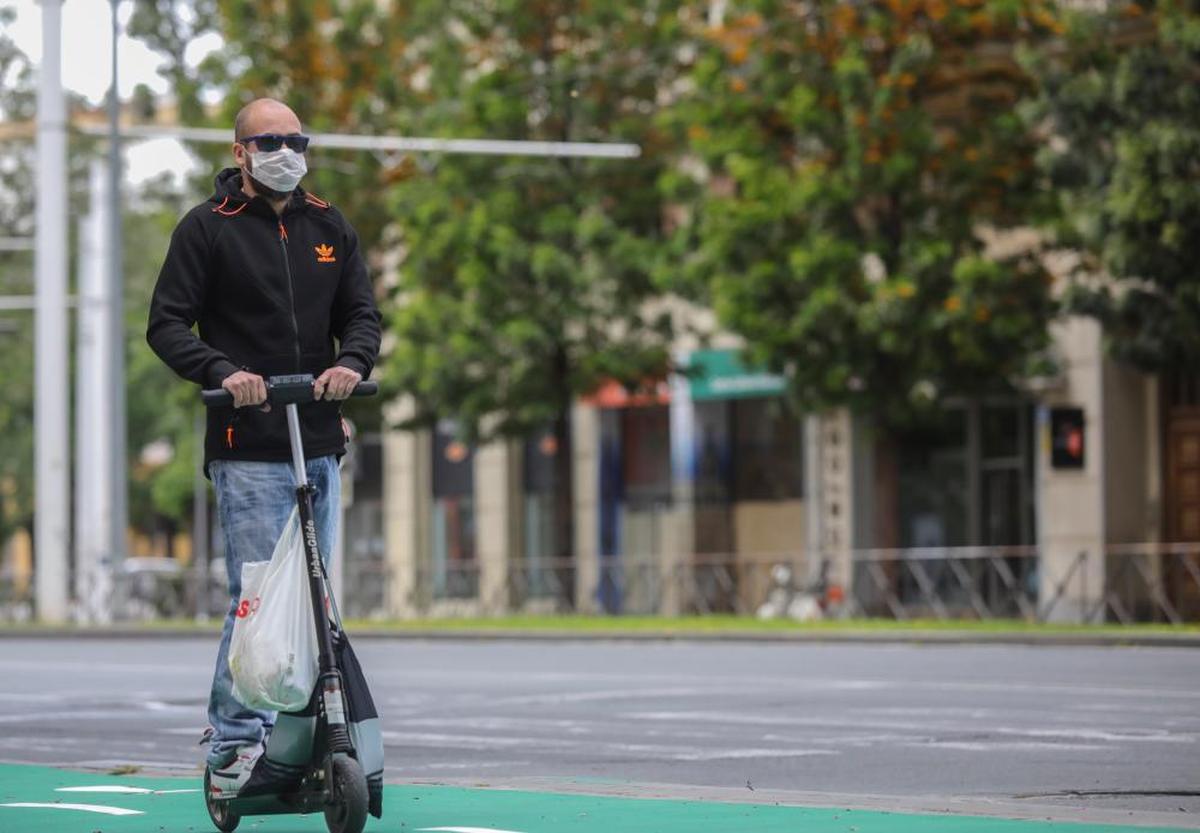 Un hombre circula en patinete eléctrico