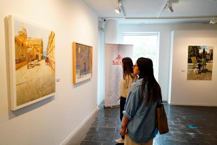 La sala de la Salina, con los premios del concurso de pintura rápida “Salamanca Monumental” de la Fundación GACETA