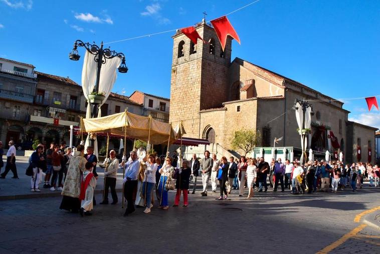 Imagen de la procesión de la Octava del Corpus con el  Santísimo Sacramento bajo palio por las calles de Béjar