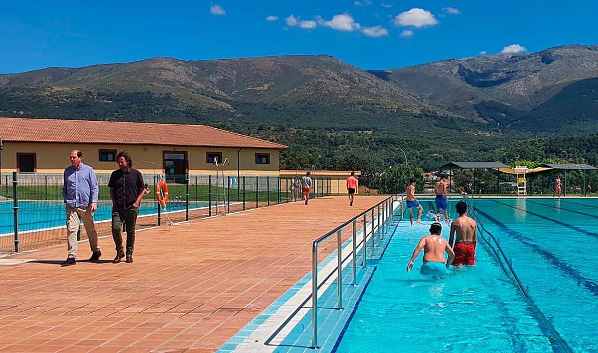 La piscina de La Cerrallana cuenta con una nueva rampa para favorecer la accesibilidad