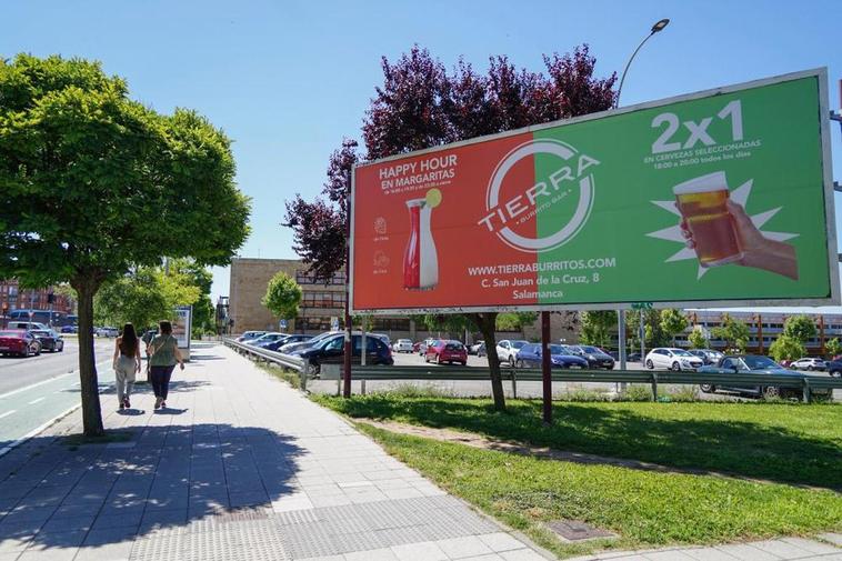 El polémico anuncio de “happy hour” y 2x1 ubicado en una valla publicitaria del Ayuntamiento situada en la avenida de Maristas.