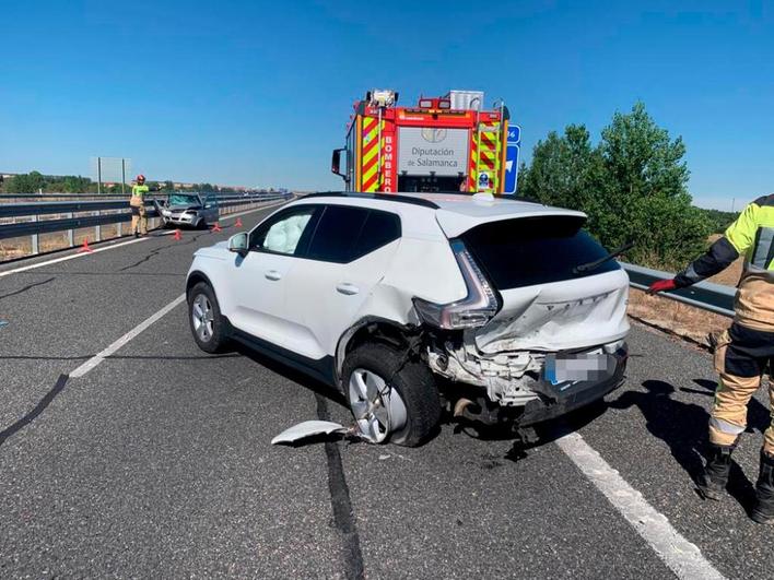 Vehículos implicados en el accidente en Encinas de Abajo.