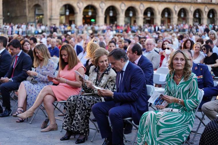 La Reina Sofía es recibida entre vítores y aplausos en el concierto de Ciudades Patrimonio en la Plaza Mayor