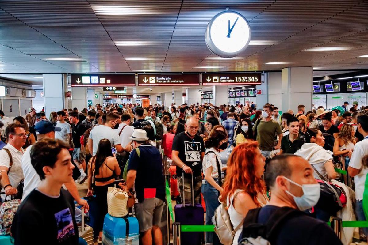 Pasajeros esperan en los mostradores de facturación de su aerolínea