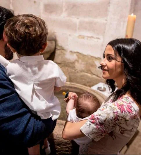 Inés Arrimadas bautiza a su segundo hijo en la localidad salmantina de Salmoral