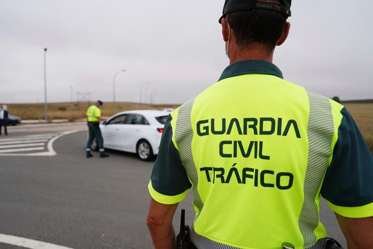 Un agente de la Guardia Civil de Tráfico durante un control en la provincia de Salamanca.