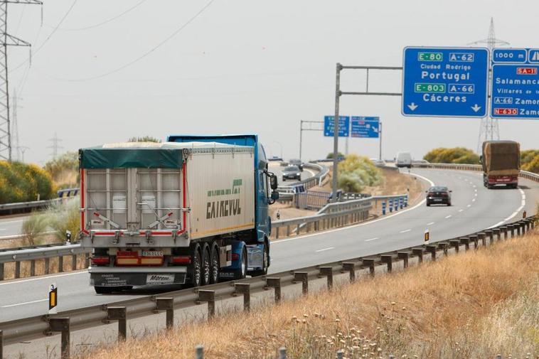 Vehículos circulando por la A-62.