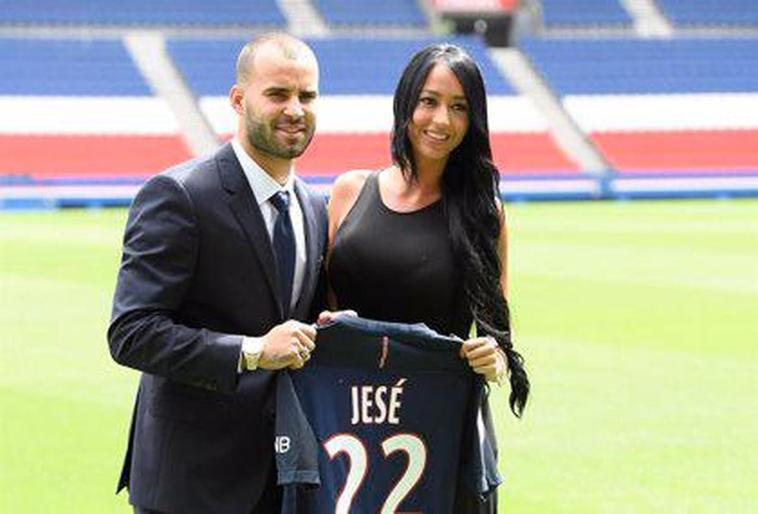 Jesé Rodíguez y Aurah Ruíz durante la presentación del futbolista con el PSG.