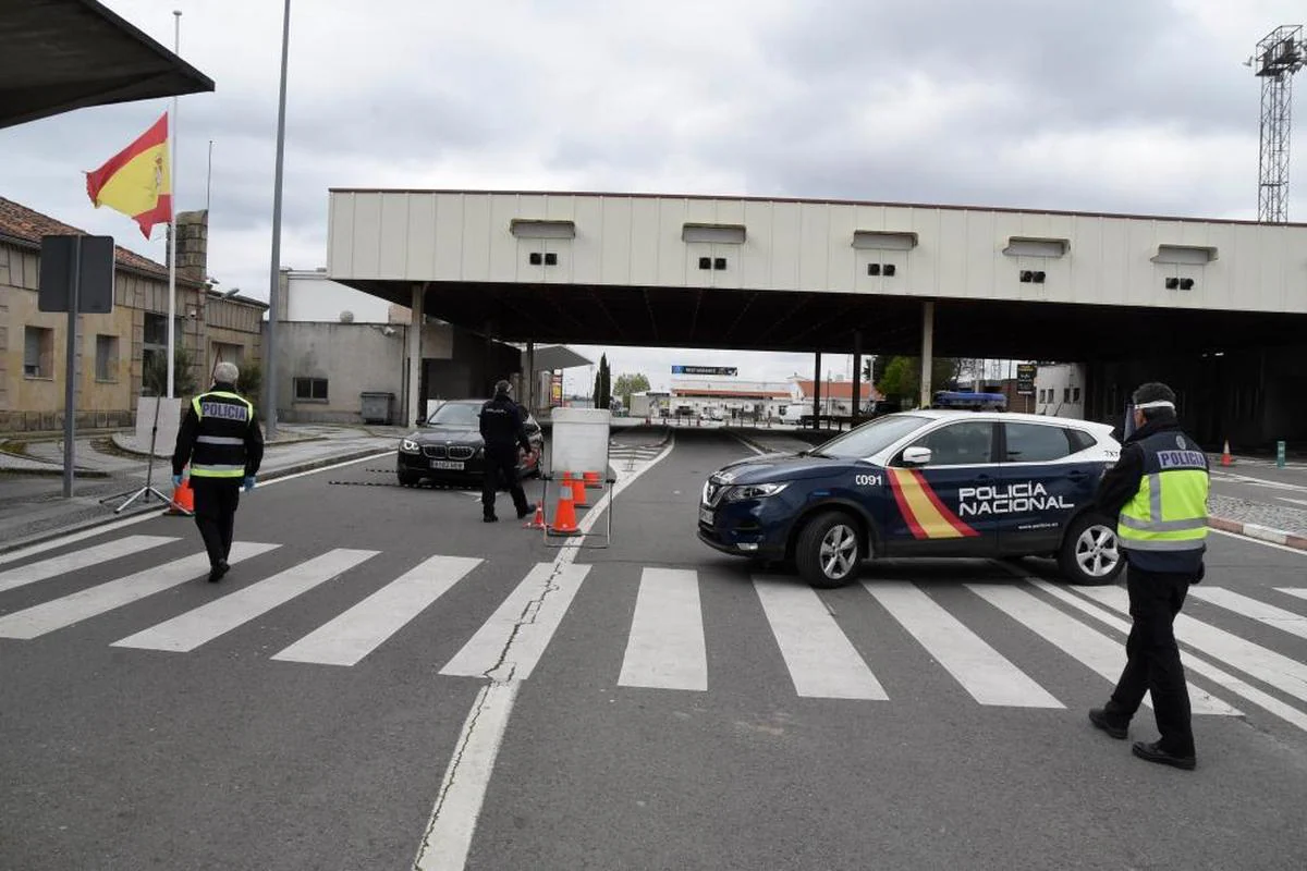 Agentes de la Policía Nacional en la frontera de Fuentes de Oñoro.