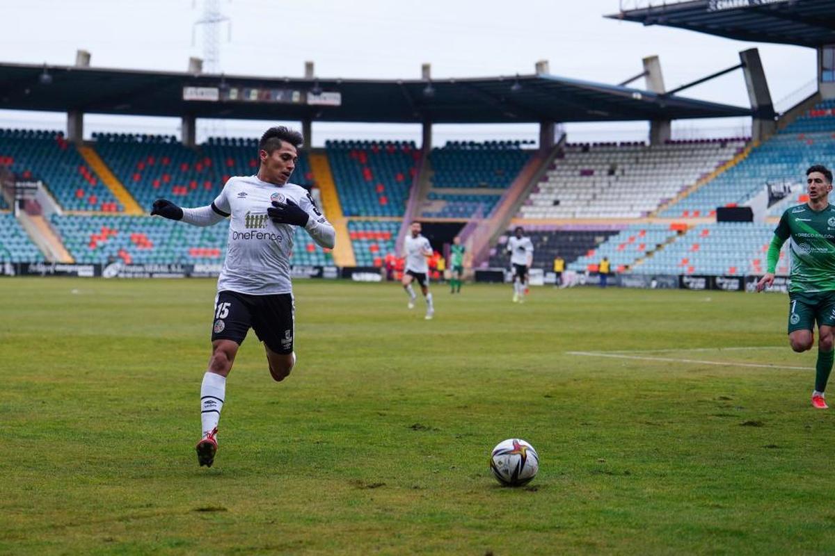 Gustavo frente al Arenteiro en la temporada 2021-2022.