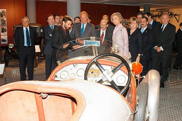 Visita guiada a las autoridades. Gómez Planche, entre los moncarcas.