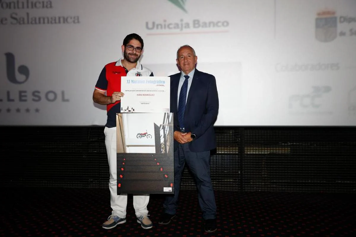 Detalles de los clásicos | Iván Rodríguez y “Motocross” ganaron en esta categoría. Luis M. Mata, director del Museo de Automoción, entregó el premio.
