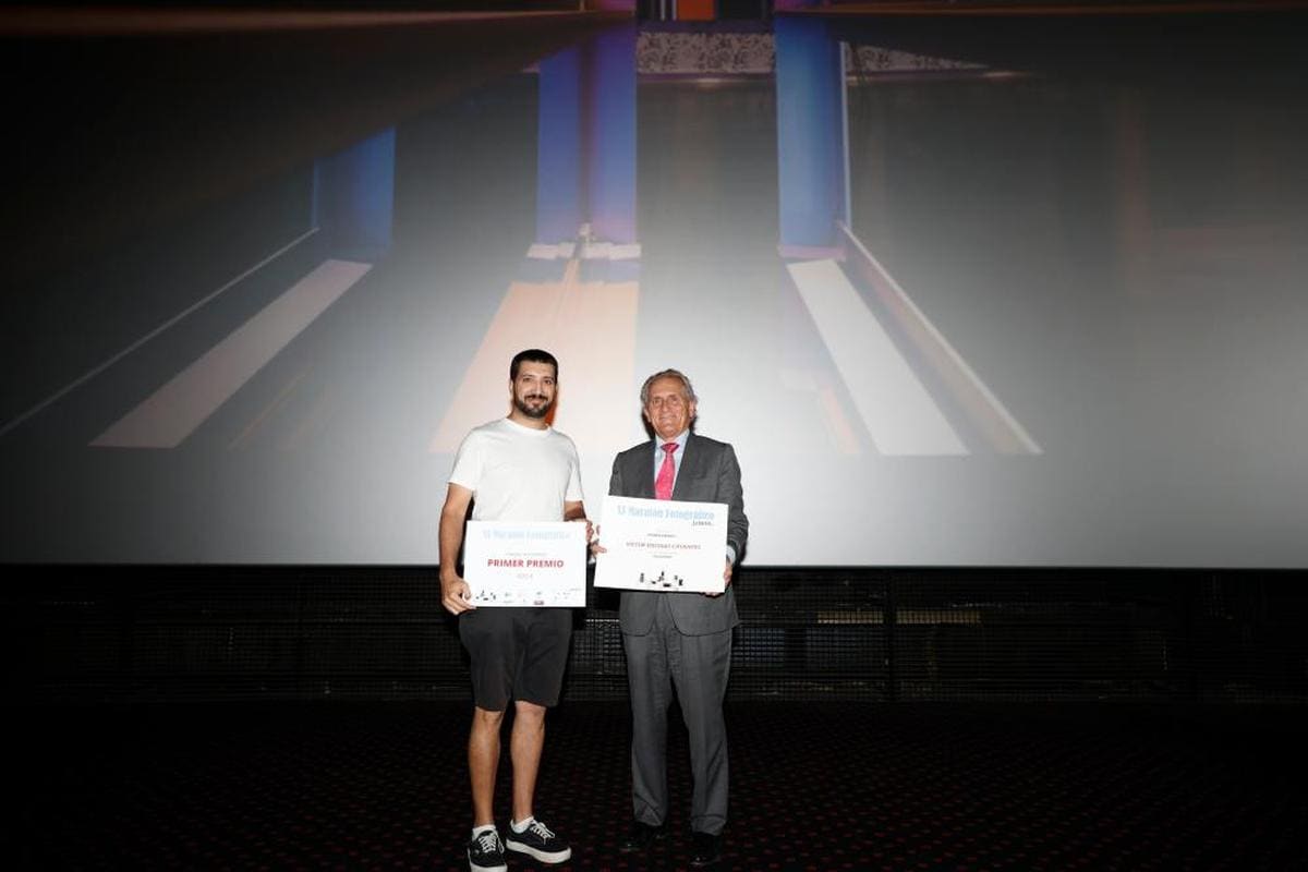 1º “Gelatinas”. La fotografía de Víctor Encinas Cifuentes fue la ganadora. Jaime González Lucas, director general de LA GACETA, entregó el premio de 600 euros.