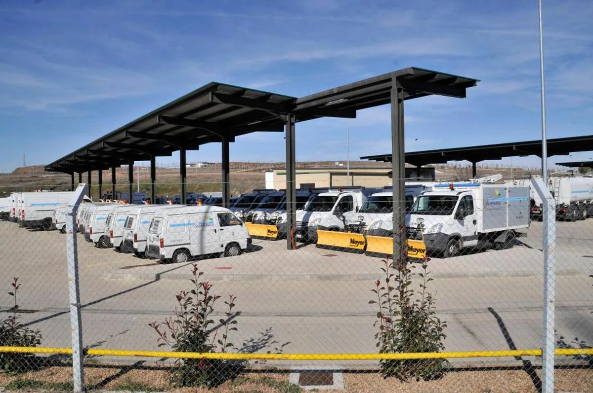 Vehículos del servicio de limpieza aparcados en el parque de maquinaria.