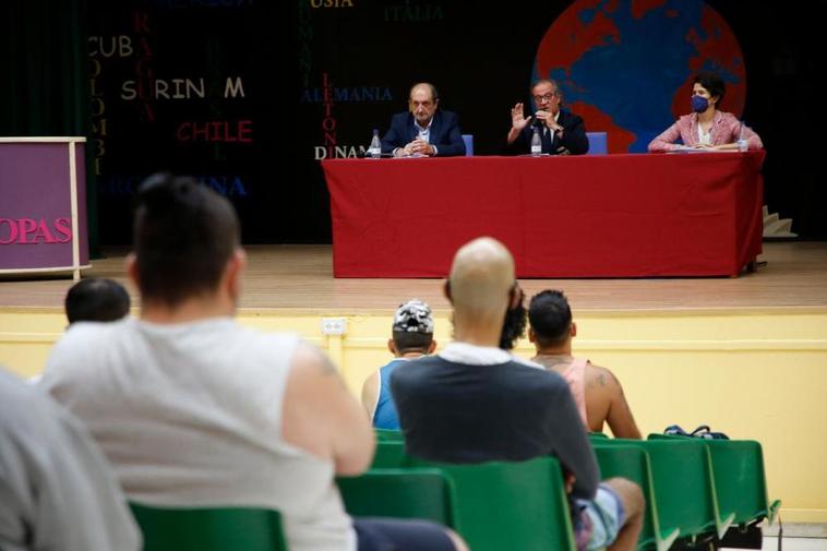 De izquierda a derecha, Aquiles Magide, Carlos García y Araceli Gómez durante la inauguración de los cursos de verano de la UNED en la cárcel de Topas.