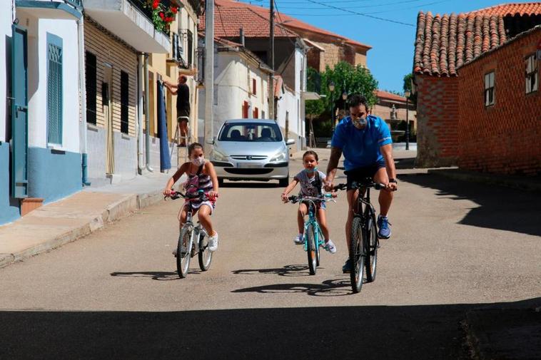 Familias enteras se trasladan durante la época estival al municipio de Aldeanueva de Figueroa en sus vacaciones.