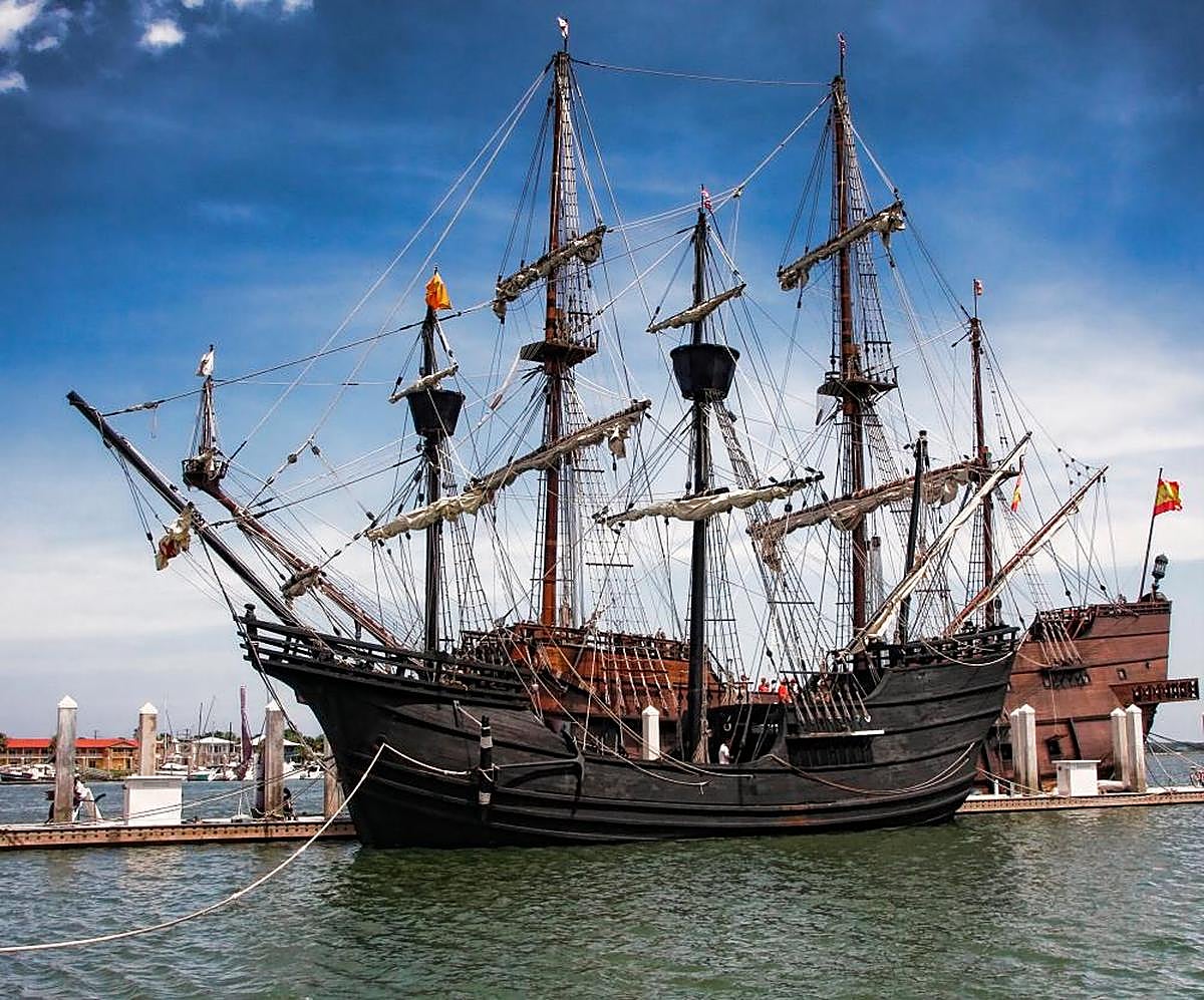 Réplica de la nao “Victoria”, la única que completó la circunnavegación a la tierra, anclada como museo flotante en Sevilla.