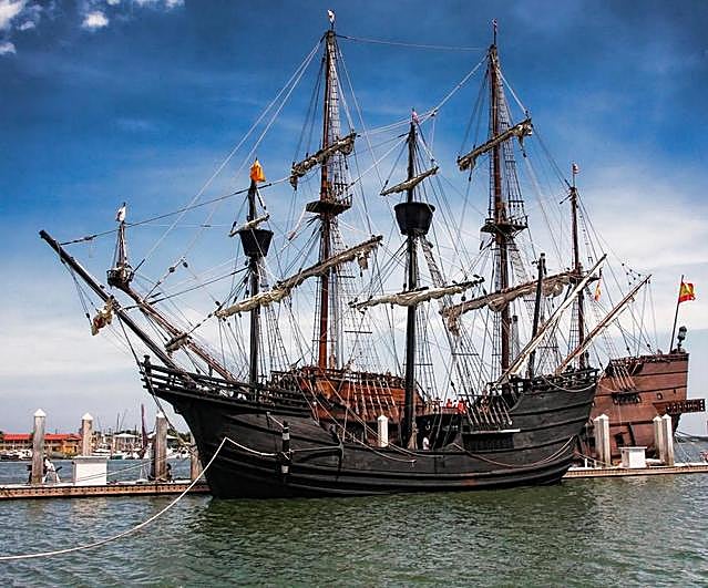 Réplica de la nao “Victoria”, la única que completó la circunnavegación a la tierra, anclada como museo flotante en Sevilla.