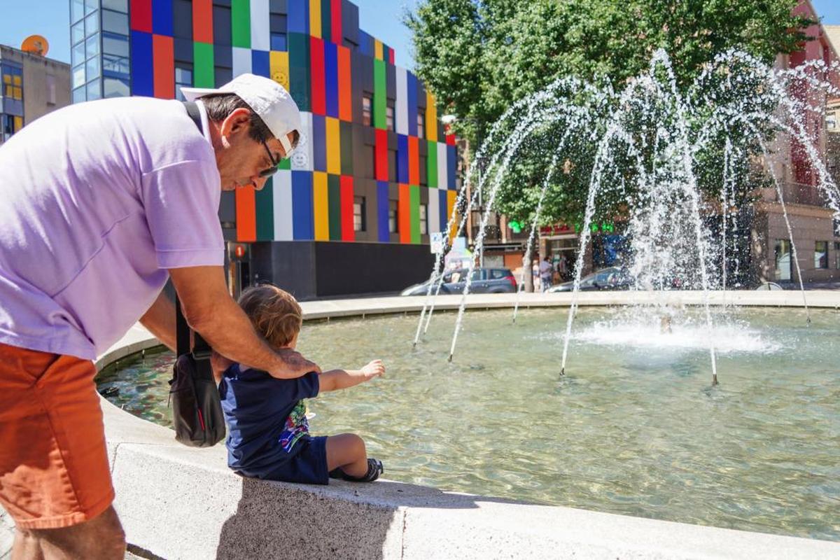 La fuente de la plaza del Oeste sirve para refrescarse.