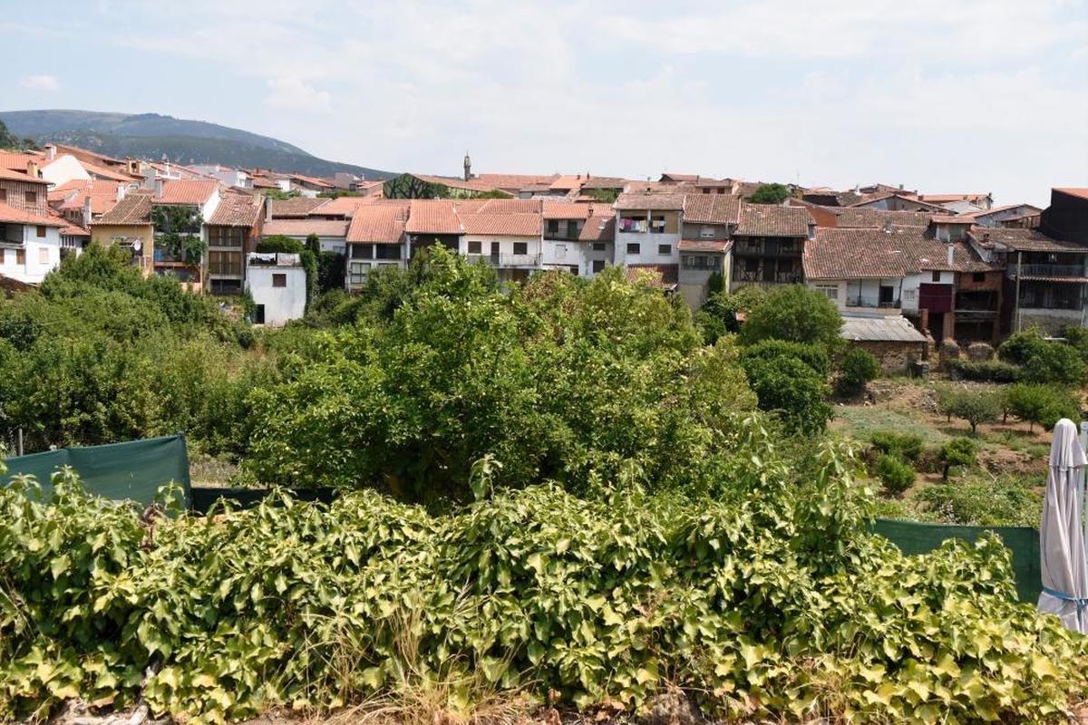 Sequeros, al igual que los otros 14 pueblos de la Mancomunidad, está rodeado de Parque Natural.